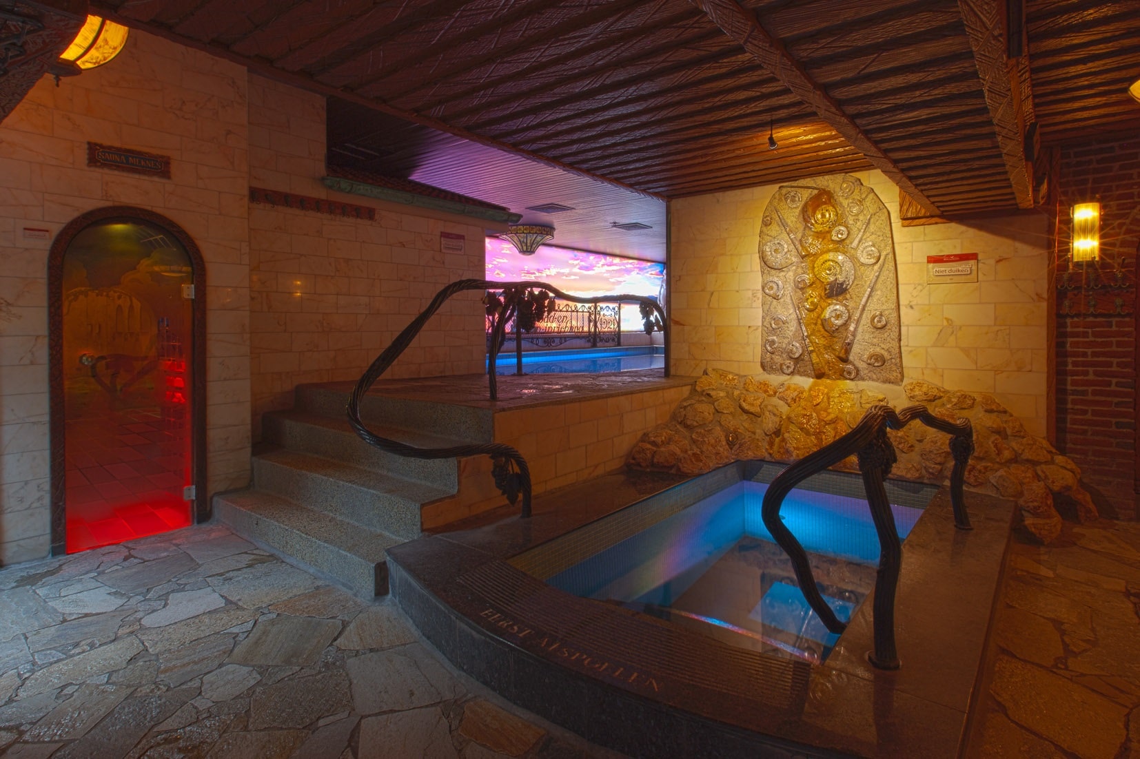 Sauna van Egmond, al meer dan 50 jaar een begrip in Haarlem en ver daarbuiten. Hier ademt nog de Bourgondische sfeer, warm en hartelijk in een groot en statig pand.