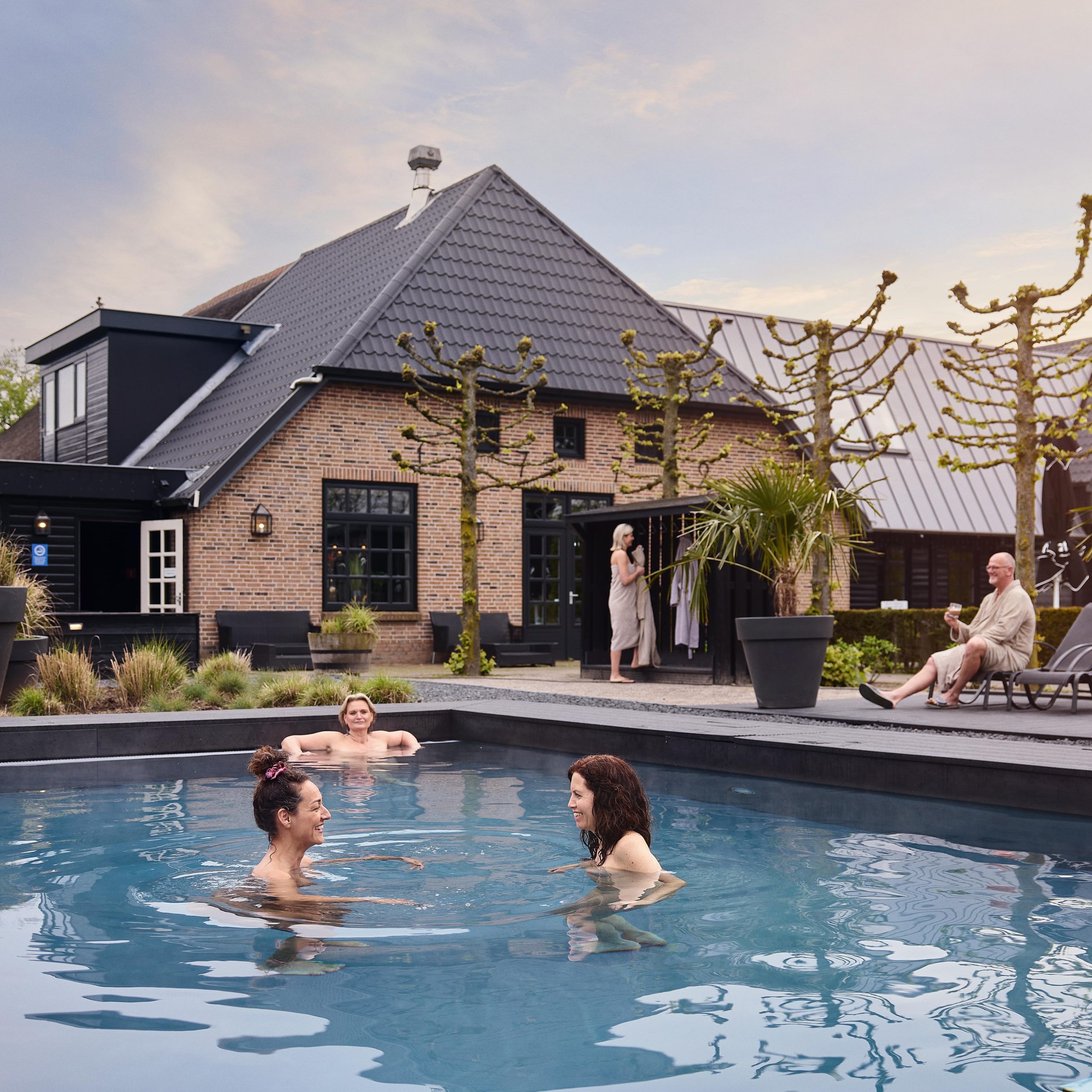 Zwaluwhoeve buitenzwembad met mensen