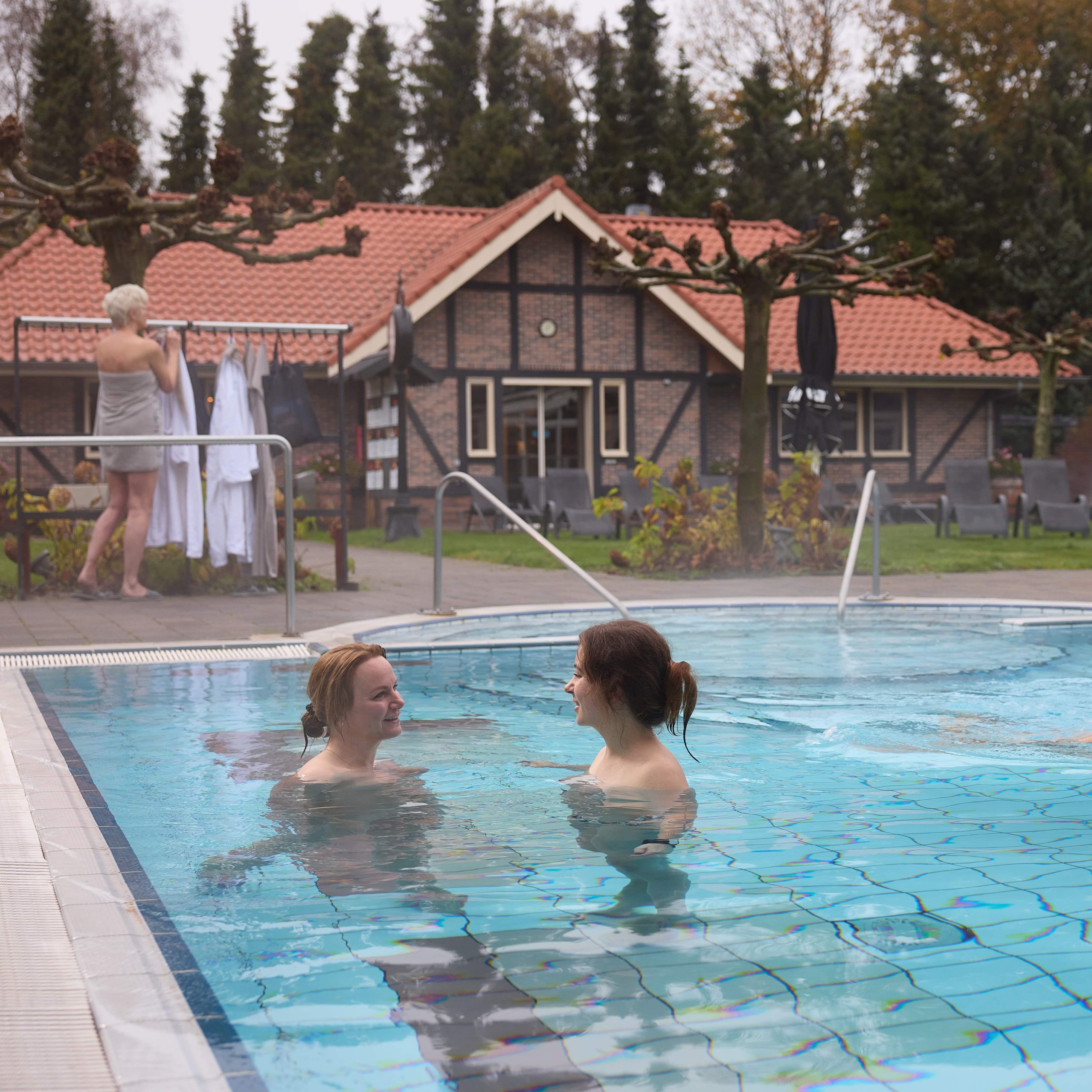 SpaWell buitenzwembad en mensen