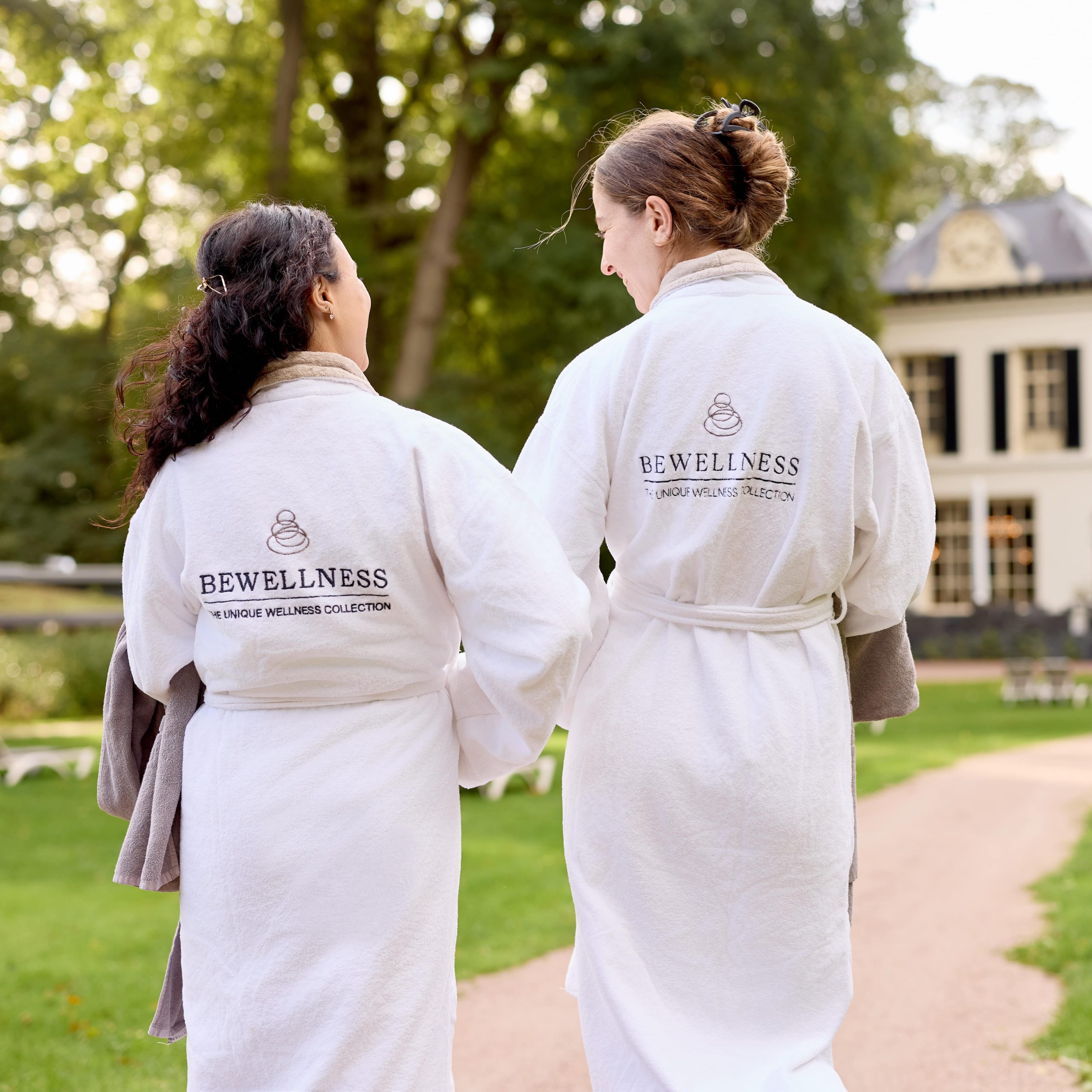 De-Valkenberg-vrouwen in badjas