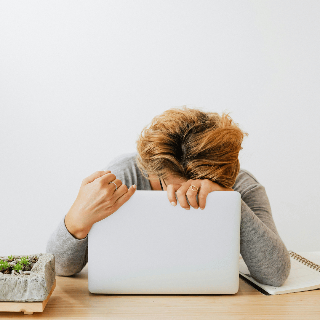 gestressde vrouw achter haar laptop