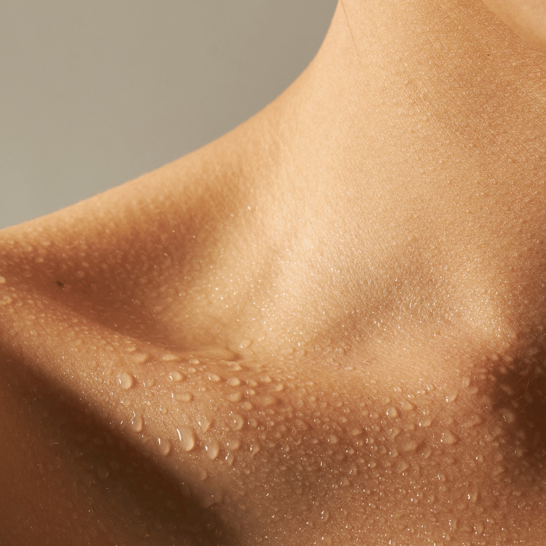 zwetende vrouw schouder