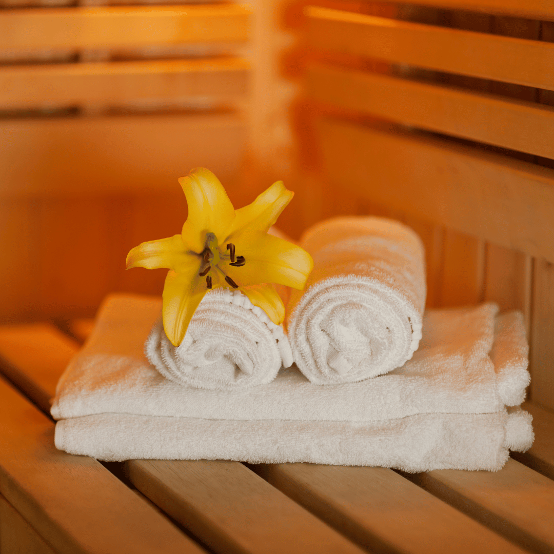 sauna met handdoeken en bloem