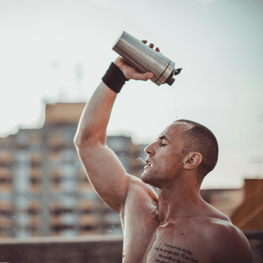 man koelt af met water