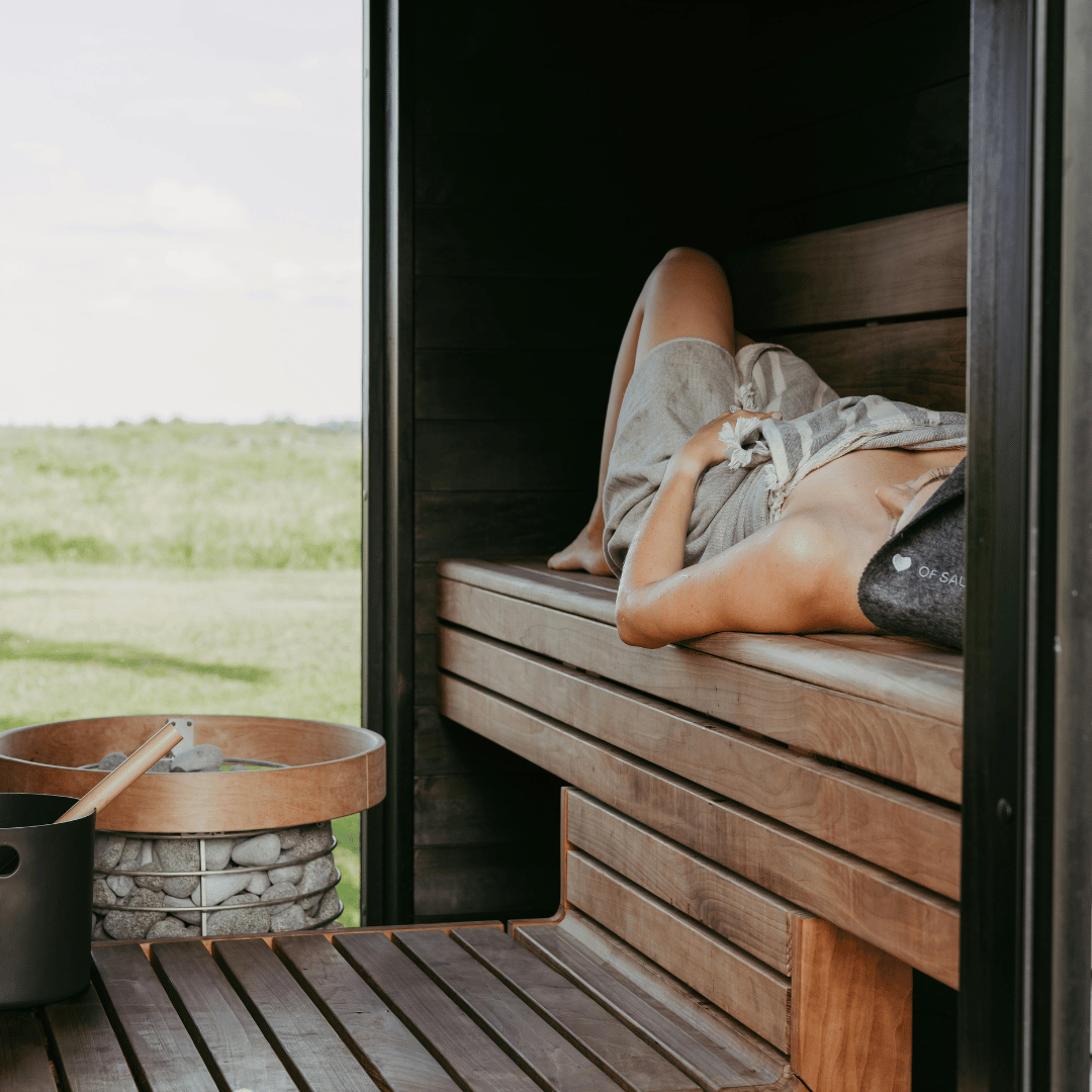 vrouw in sauna met handdoek