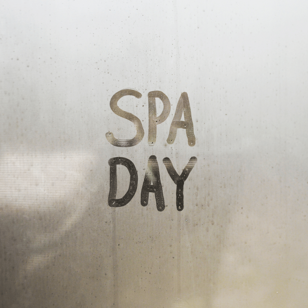 beslagen raam met spa day erop