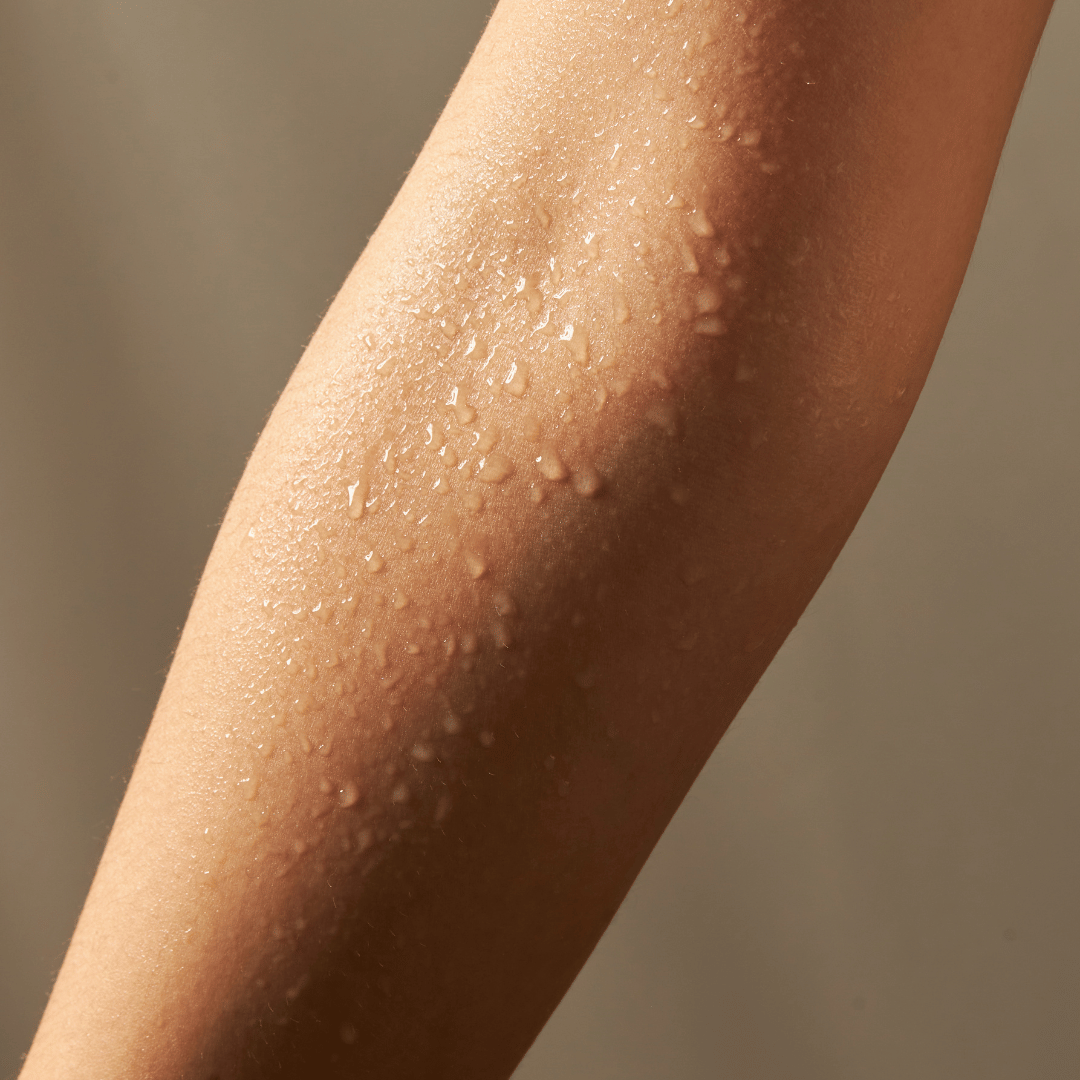 arm dat zweet met zweetdruppels