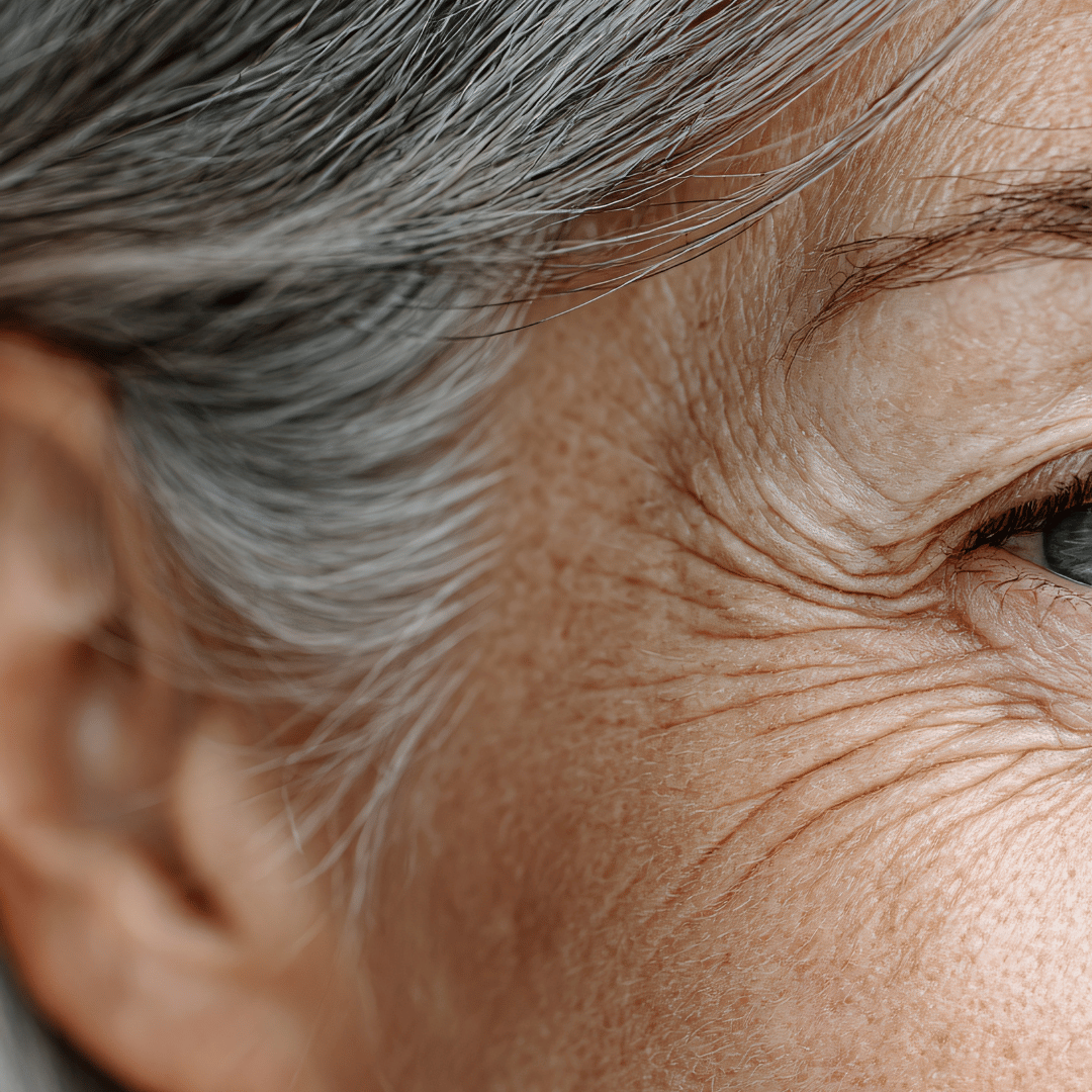 oudere vrouw met grijs haar en rimpels