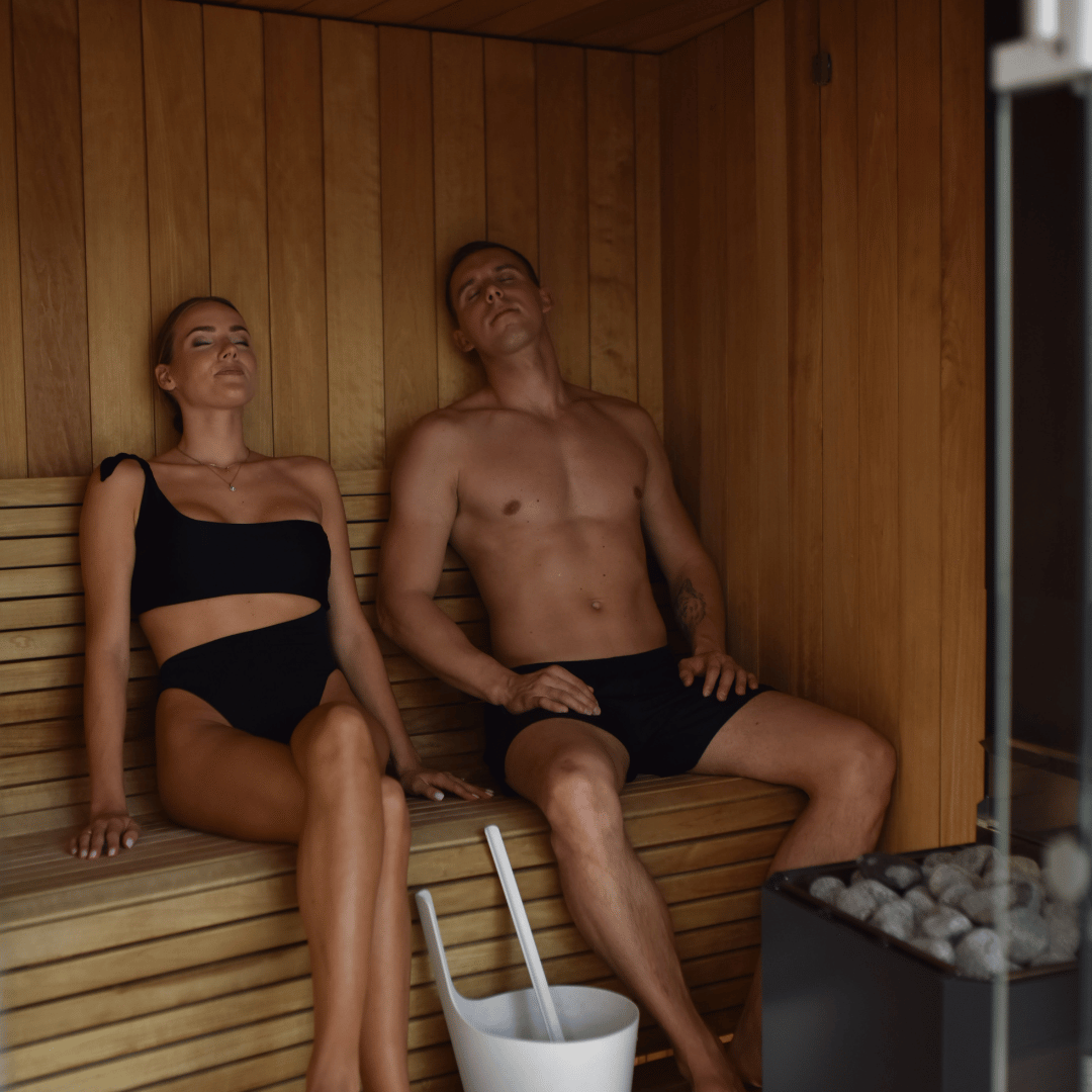 badkleding aan in de sauna man en vrouw