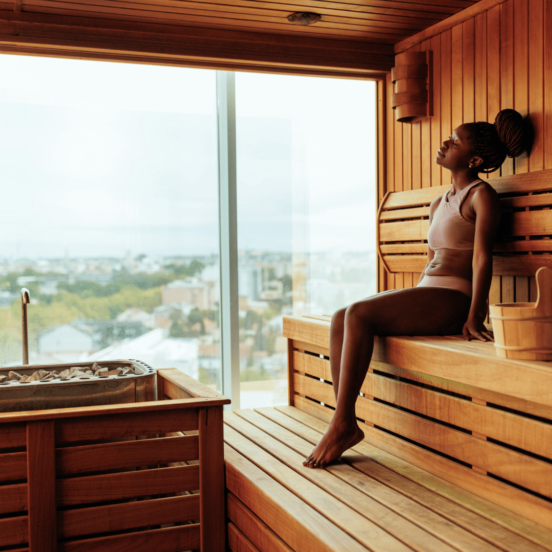 vrouw in sauna met bikini aan.