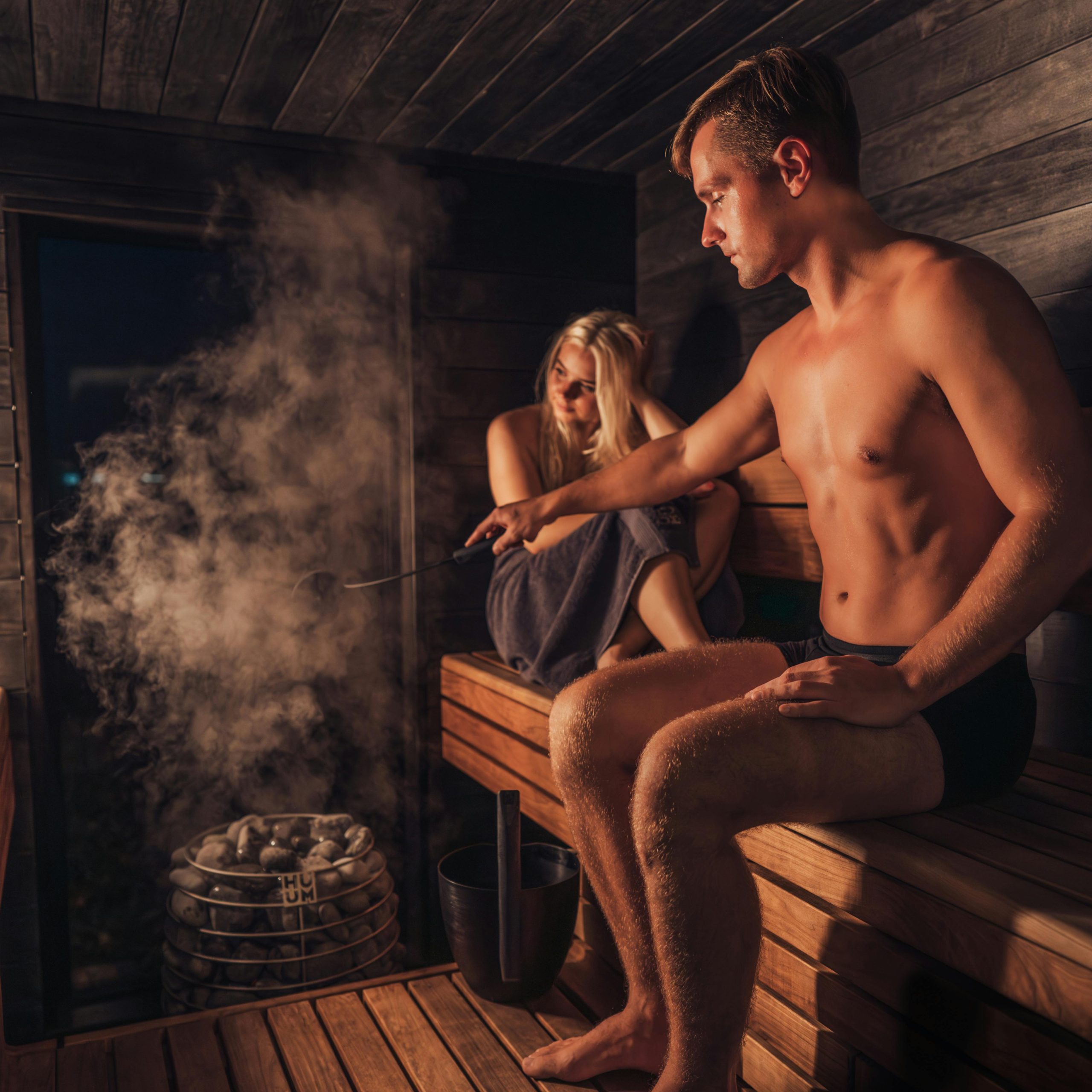 man en vrouw op date in de sauna