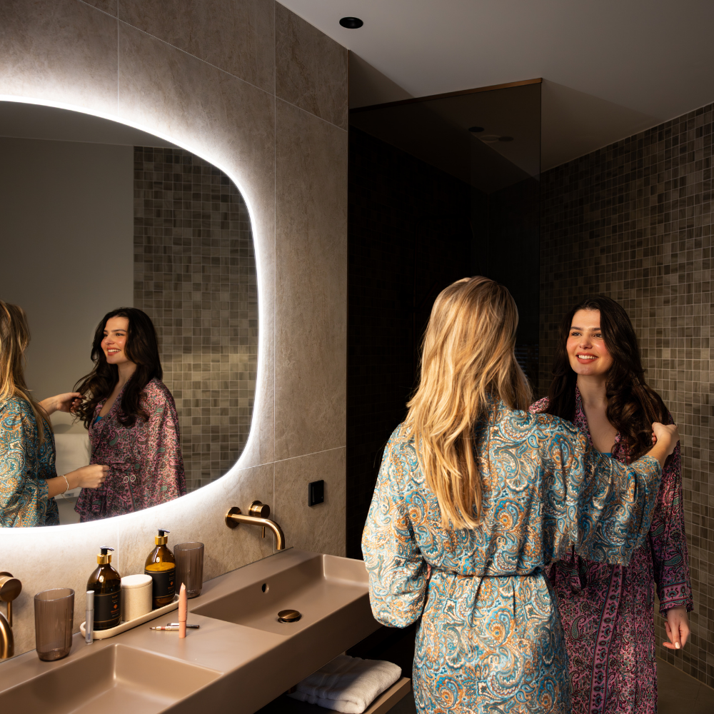 vrouwen in de hotelbadkamer