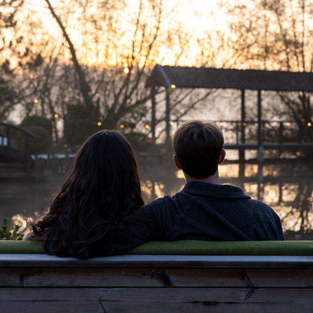 man en vrouw zitten op een bankje