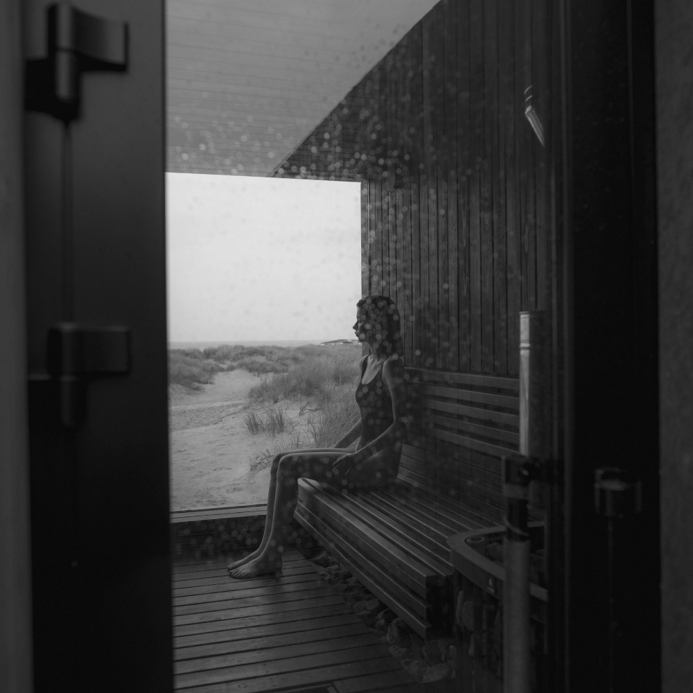 vrouw in badpak in de sauna
