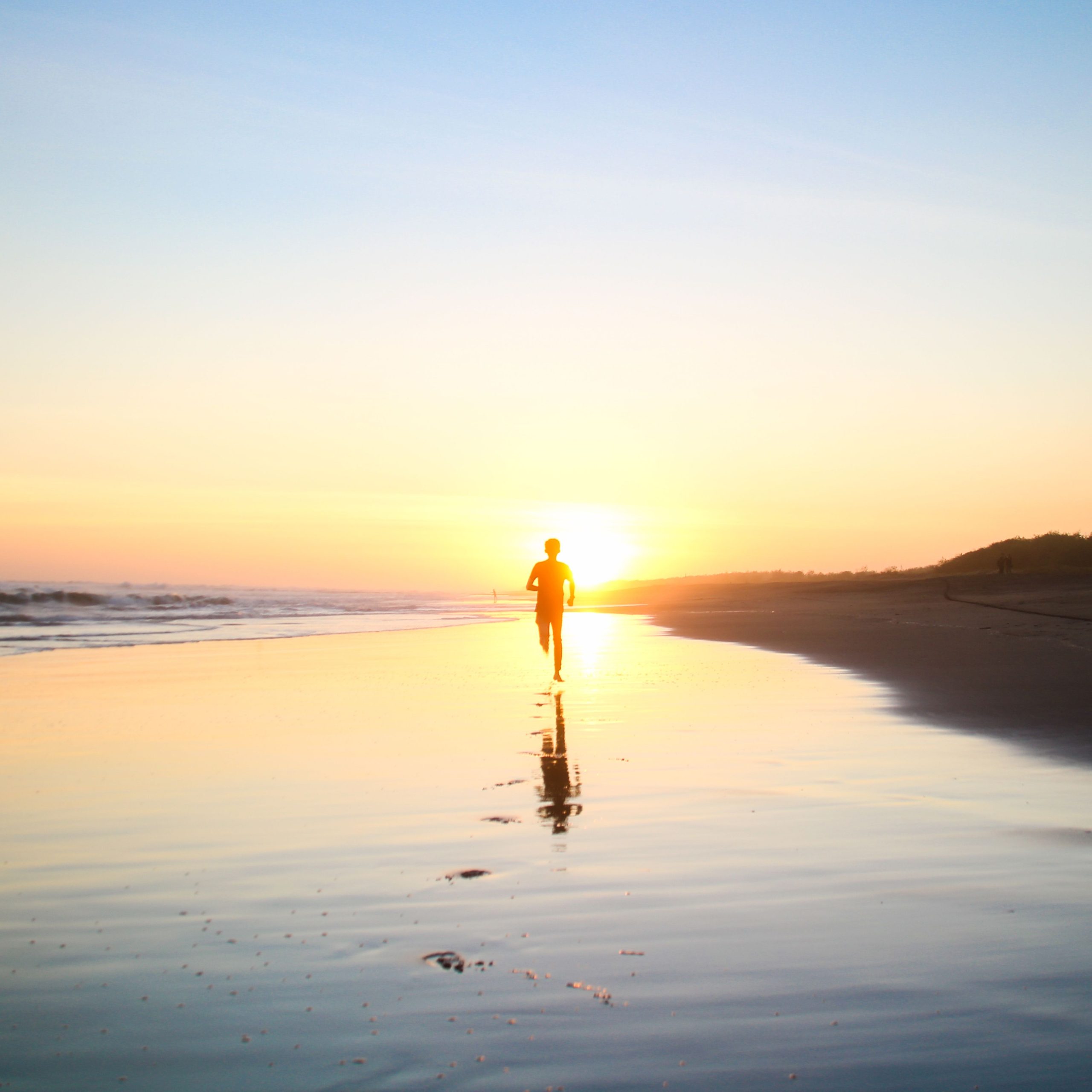 man aan het hardlopen op het strand.