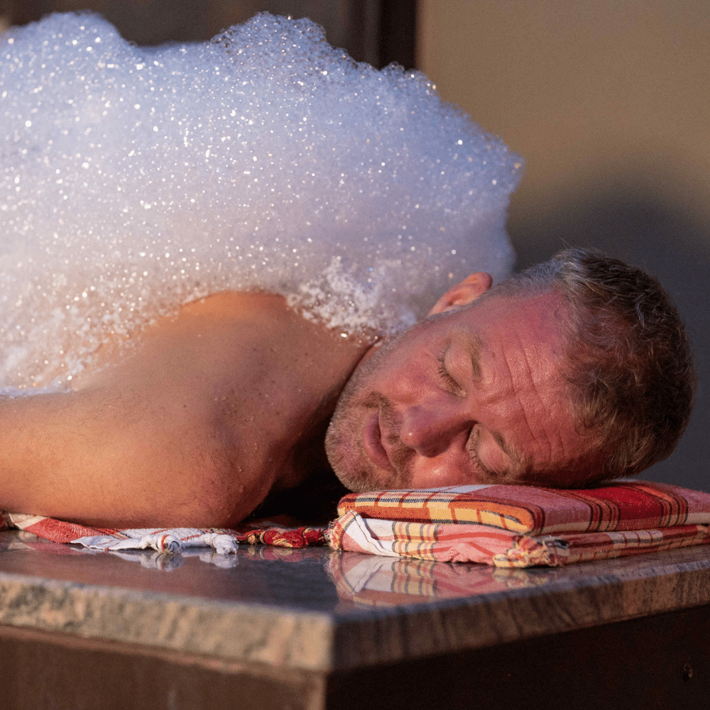 man krijgt massage