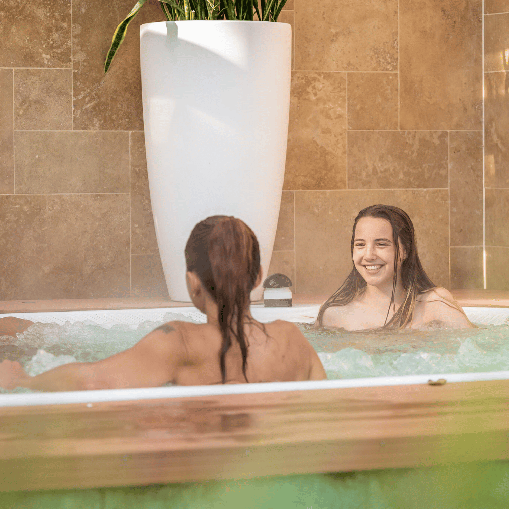 vrouwen in bubbelbad