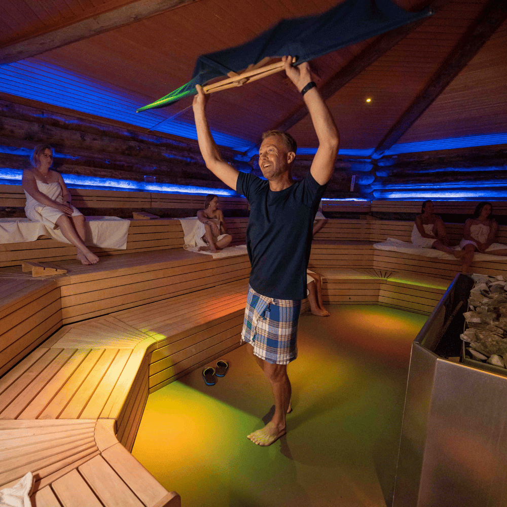 Saunameester in de sauna Waterlelie