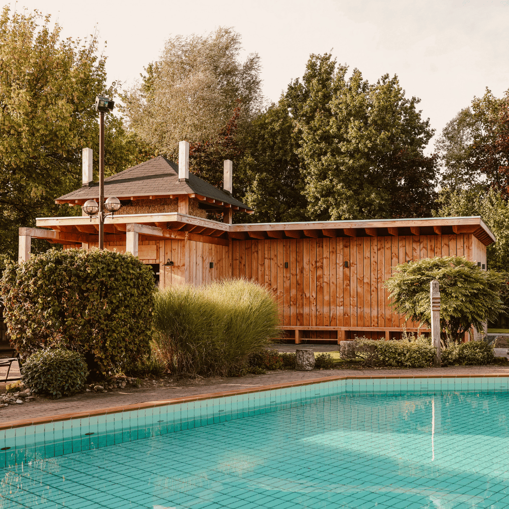 sauna hut naast zwembad