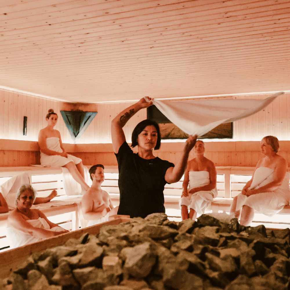 vrouw doet zwaaitechniek in sauna