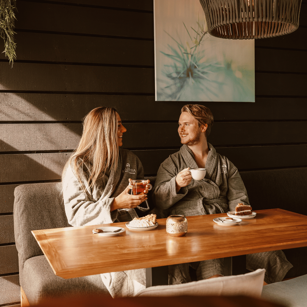 man en vrouw drinken koffie