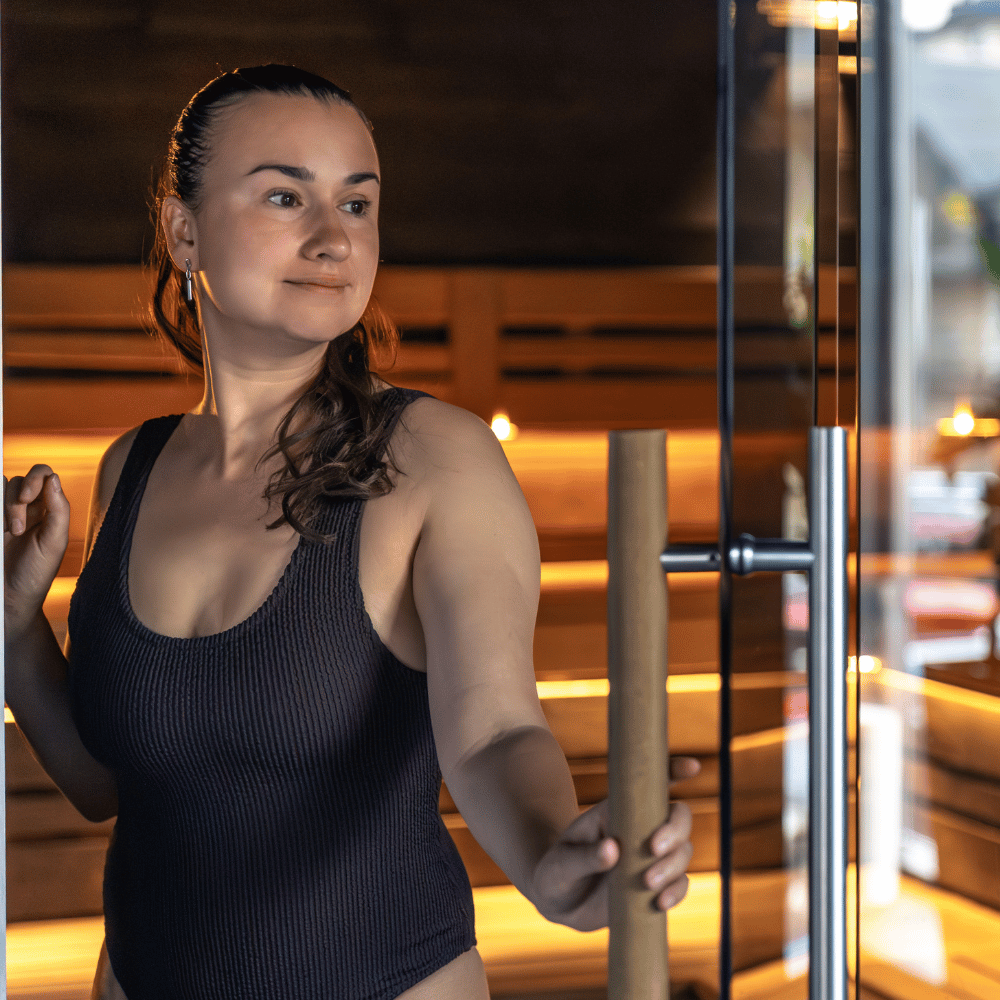 vrouw loopt sauna uit