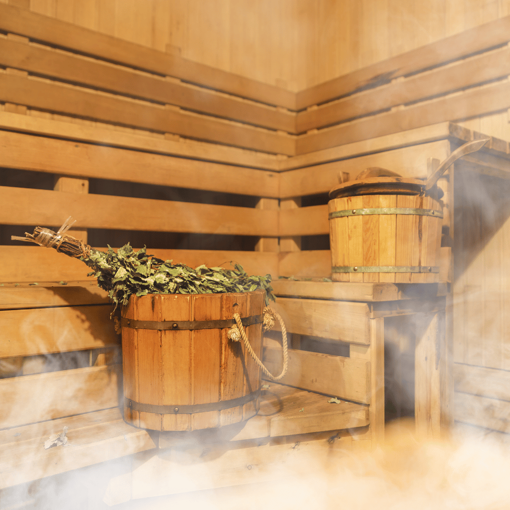 sauna met emmer en stoom