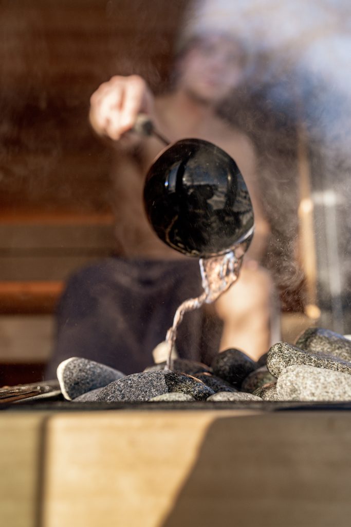 sauna opgieten met man