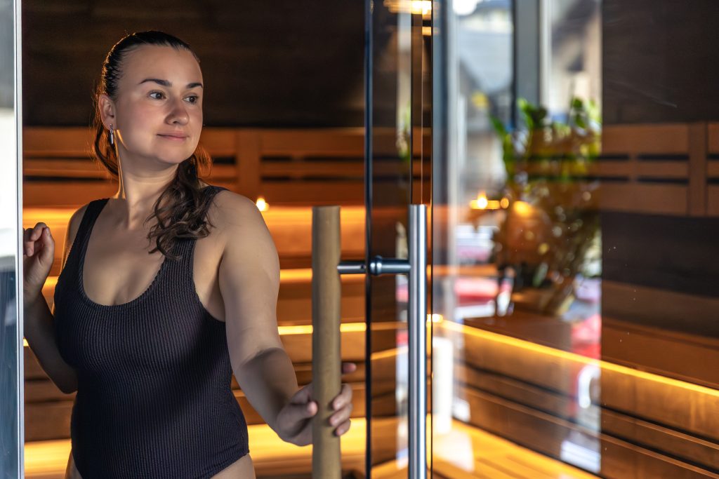 vrouw gaat sauna binnen