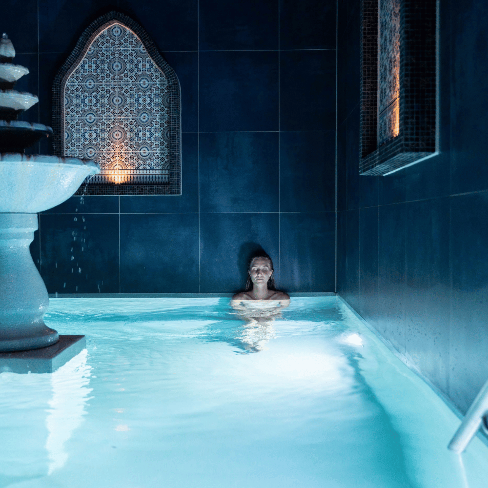 Vrouw in het sauna zwembad