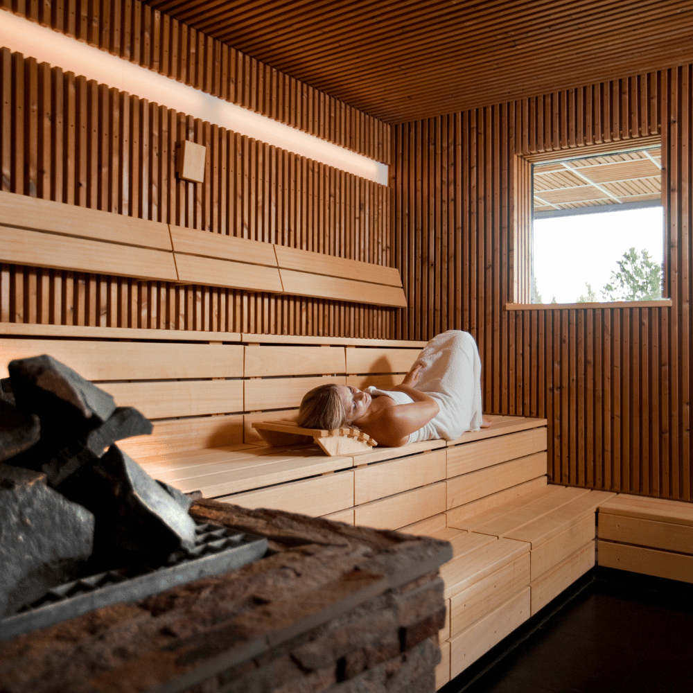 Sauna Swoll waar vrouw in de sauna ligt