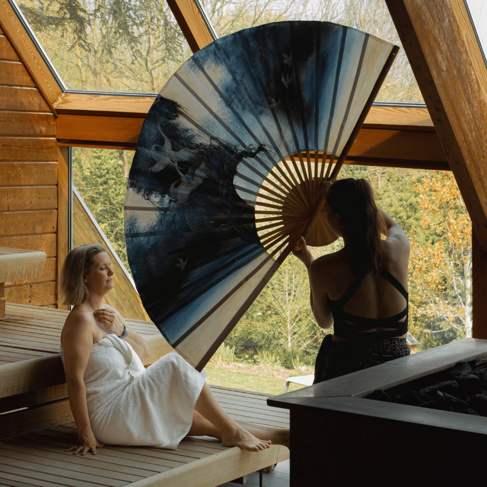 saunameester zwaait met waaier in sauna
