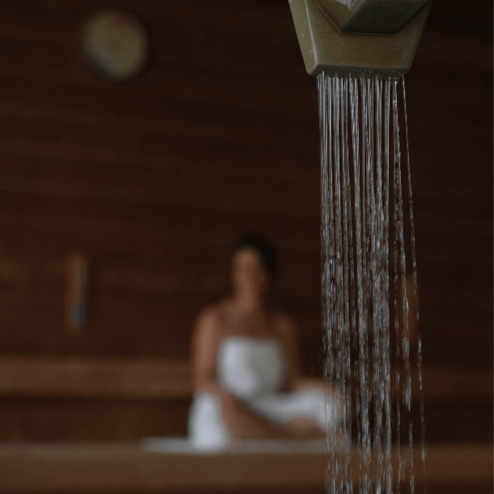 vrouw in sauna met kraan aan