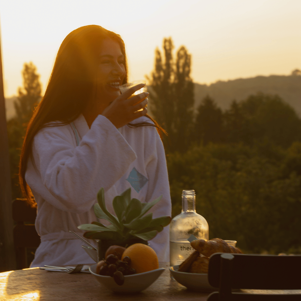 vrouw aan het drinken in badjas