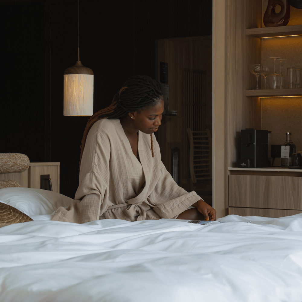 vrouw zit op bed te lezen