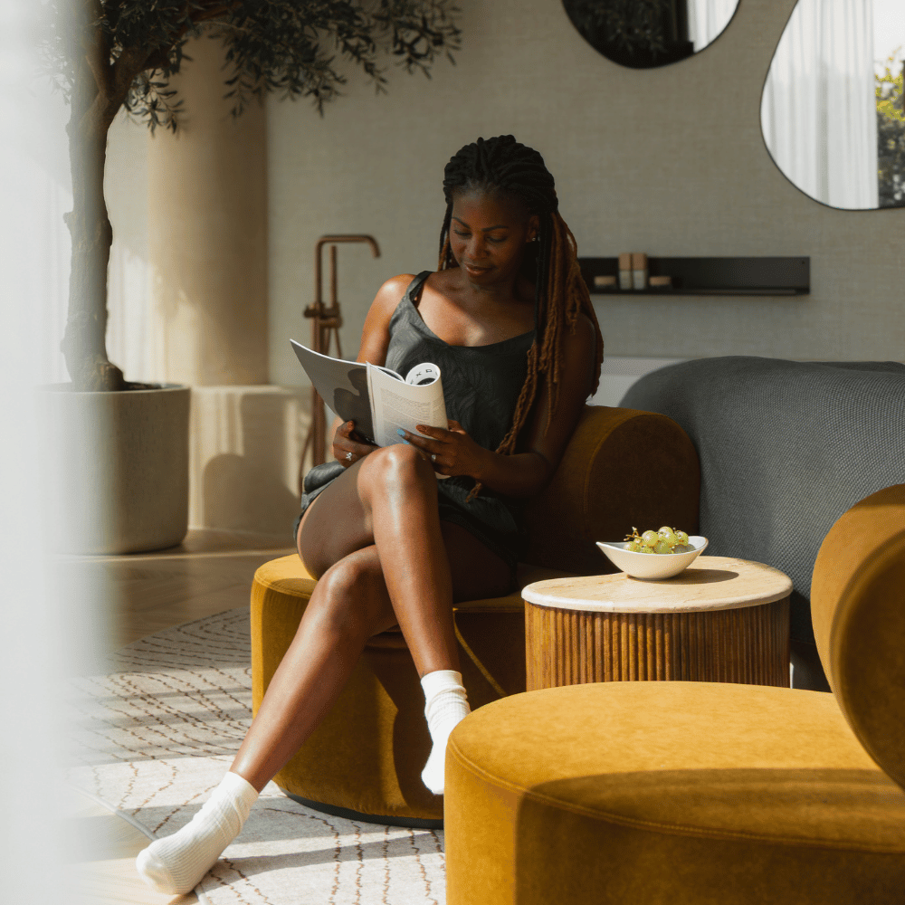 vrouw zit in stoel te lezen