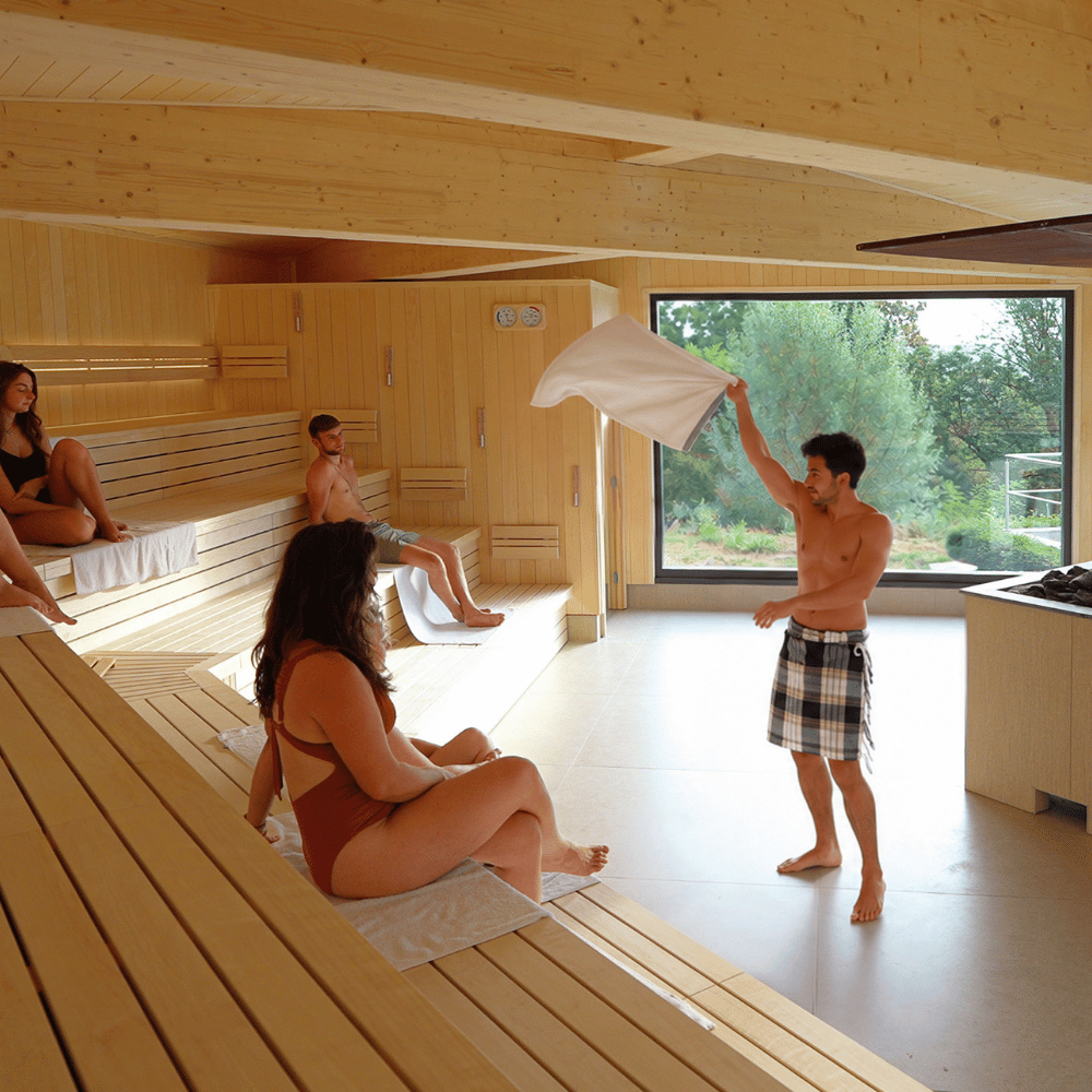 saunameester aan het zwaaien in sauna Eir