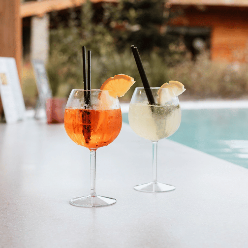 Cocktails bij het zwembad